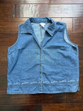 Vintage Sleeveless Denim Button-Front Vest with Embroidered Hem